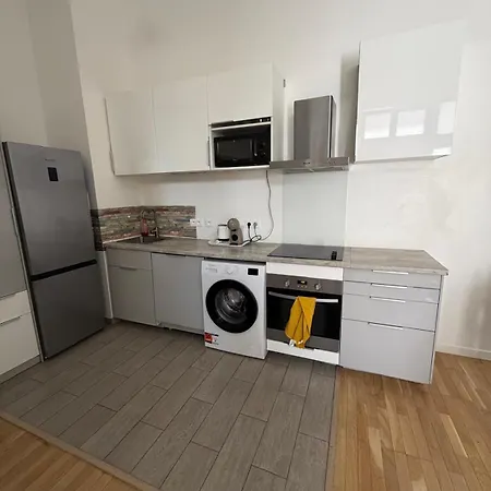 3 Bright Rooms, 2 Bathrooms, 10 Minutes From Paris Apartment *
