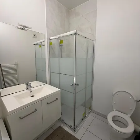 3 Bright Rooms, 2 Bathrooms, 10 Minutes From Paris *